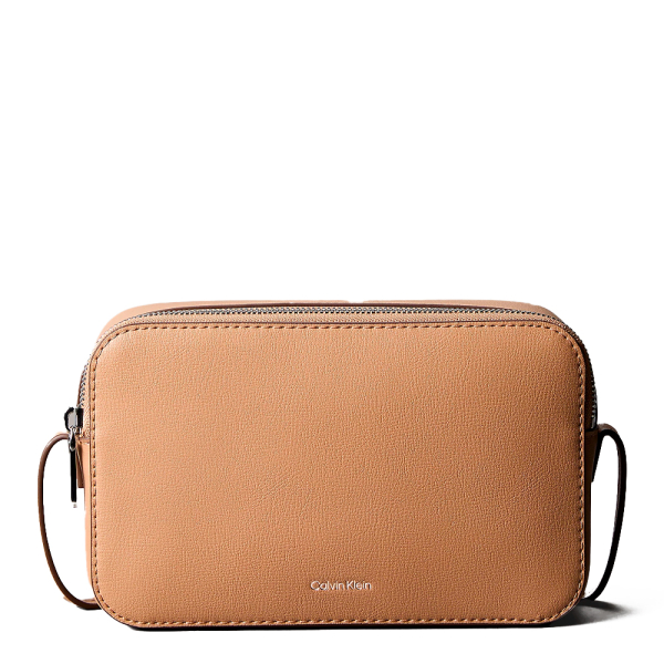 Calvin Klein Sac bandoulire style appareil photo avec logo mtallis - U Beige- Ref 90 €